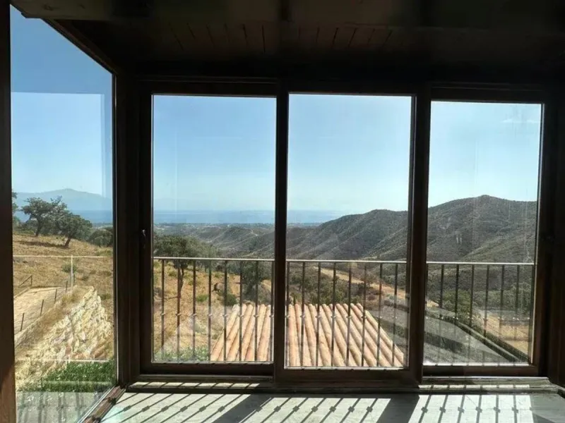 This wonderful estate is located in a privileged area with stunning panoramic sea and mountain views and has 38,000 meters of plot with a house of 2,300 meters built.