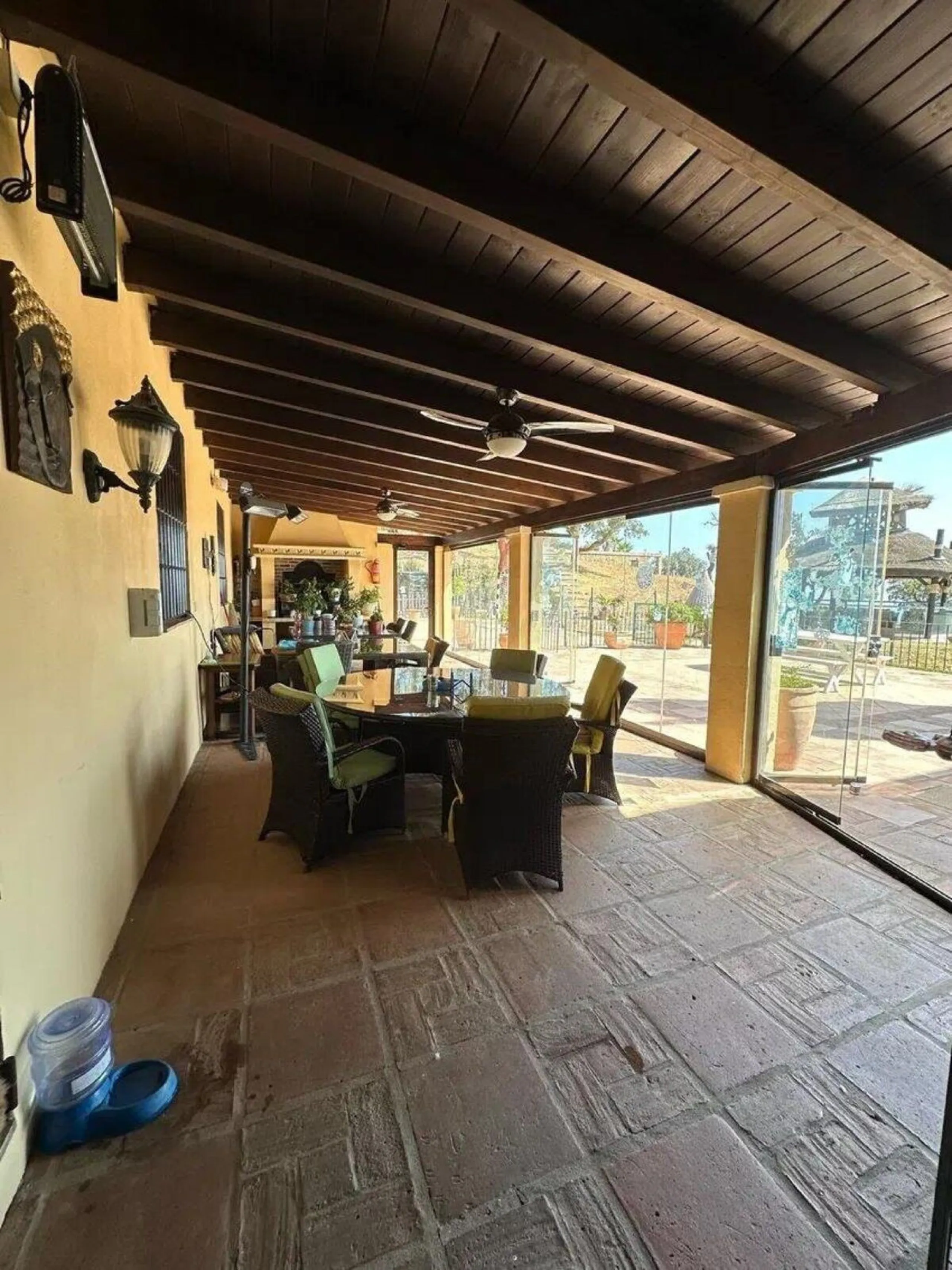 This wonderful estate is located in a privileged area with stunning panoramic sea and mountain views and has 38,000 meters of plot with a house of 2,300 meters built.