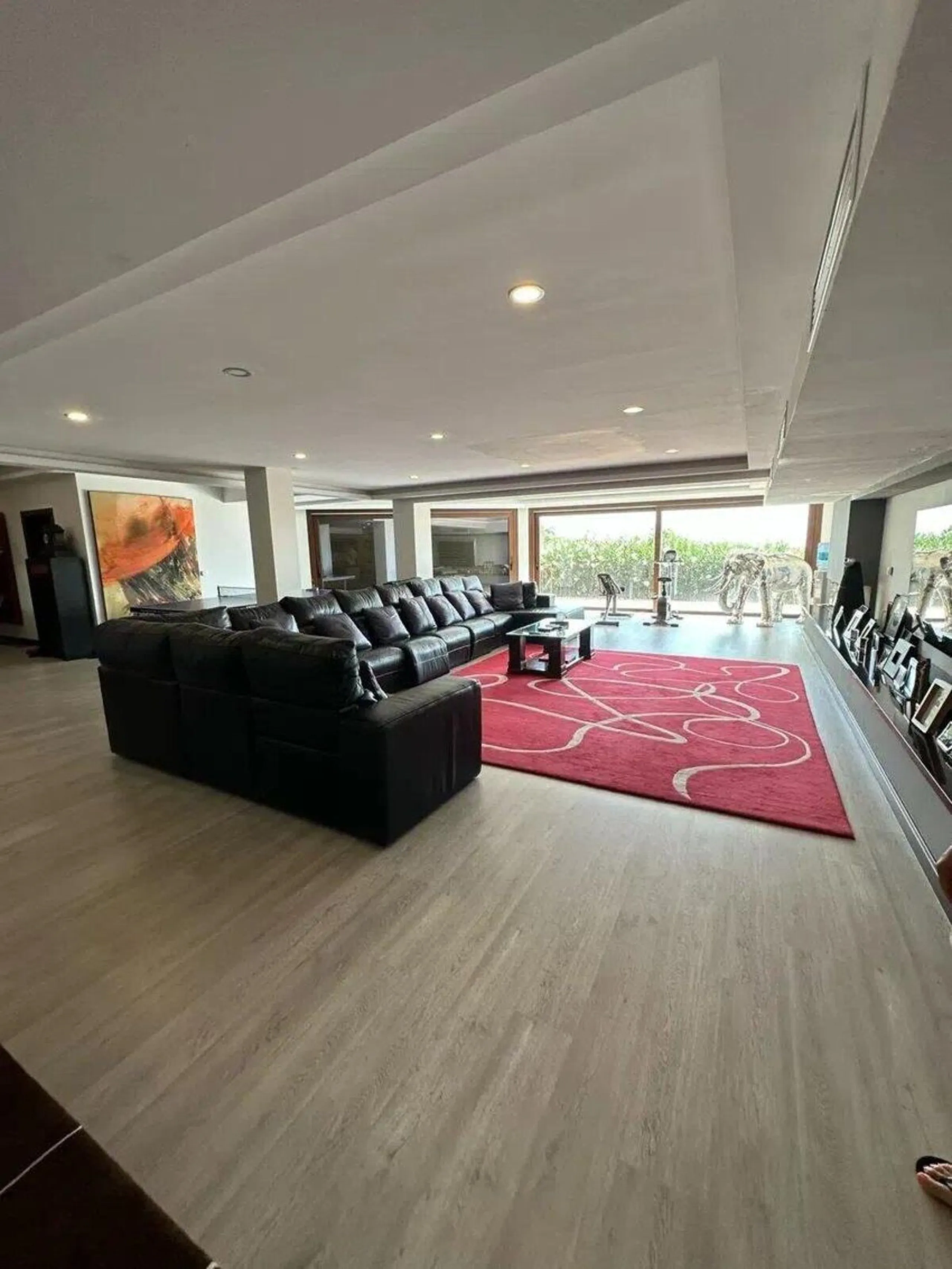 This wonderful estate is located in a privileged area with stunning panoramic sea and mountain views and has 38,000 meters of plot with a house of 2,300 meters built.