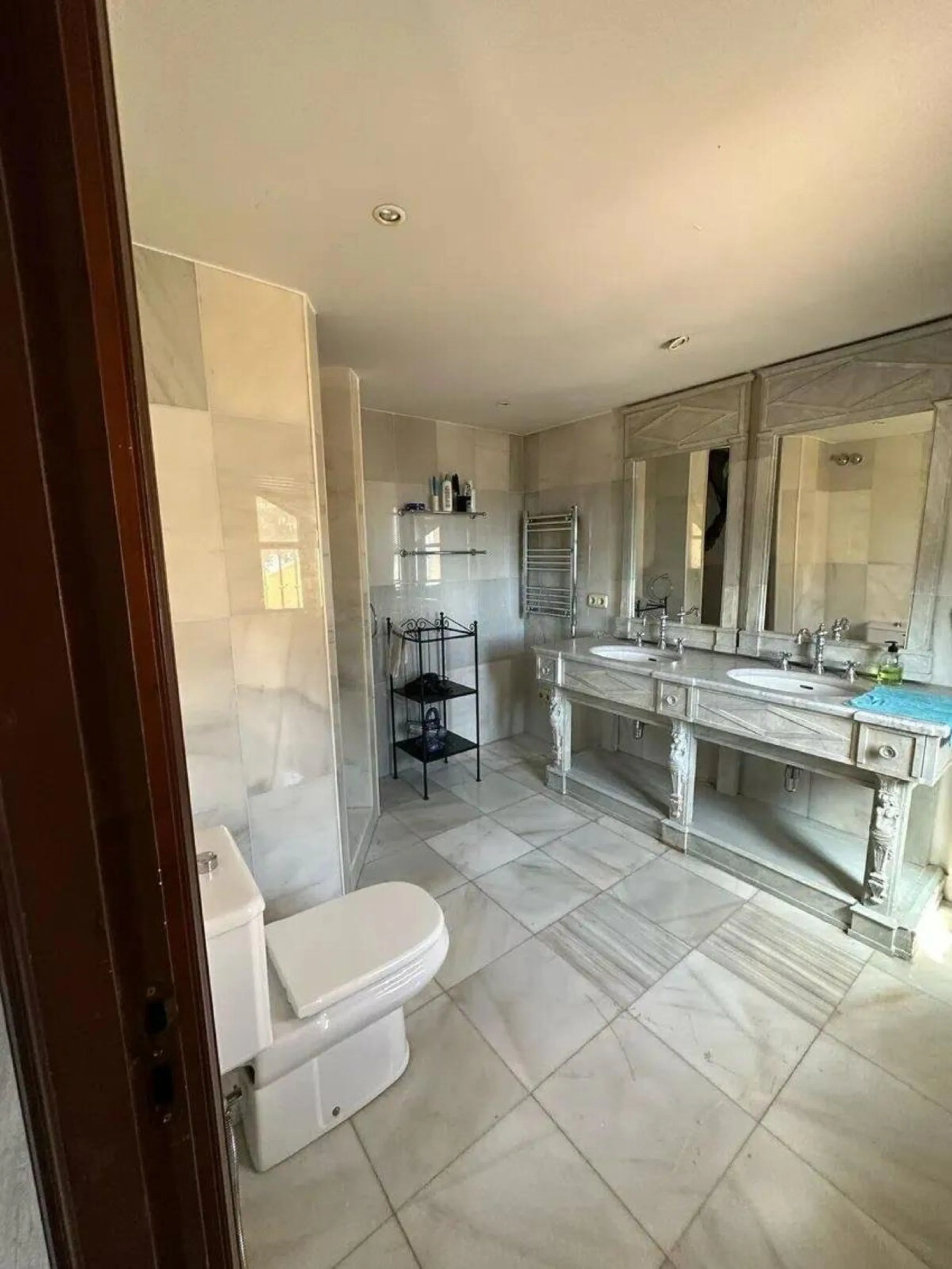 This wonderful estate is located in a privileged area with stunning panoramic sea and mountain views and has 38,000 meters of plot with a house of 2,300 meters built.