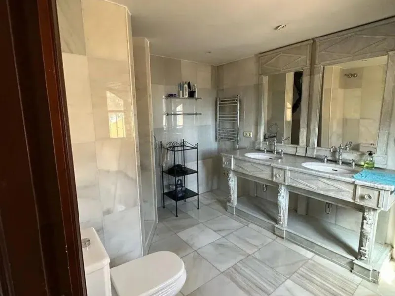 This wonderful estate is located in a privileged area with stunning panoramic sea and mountain views and has 38,000 meters of plot with a house of 2,300 meters built.