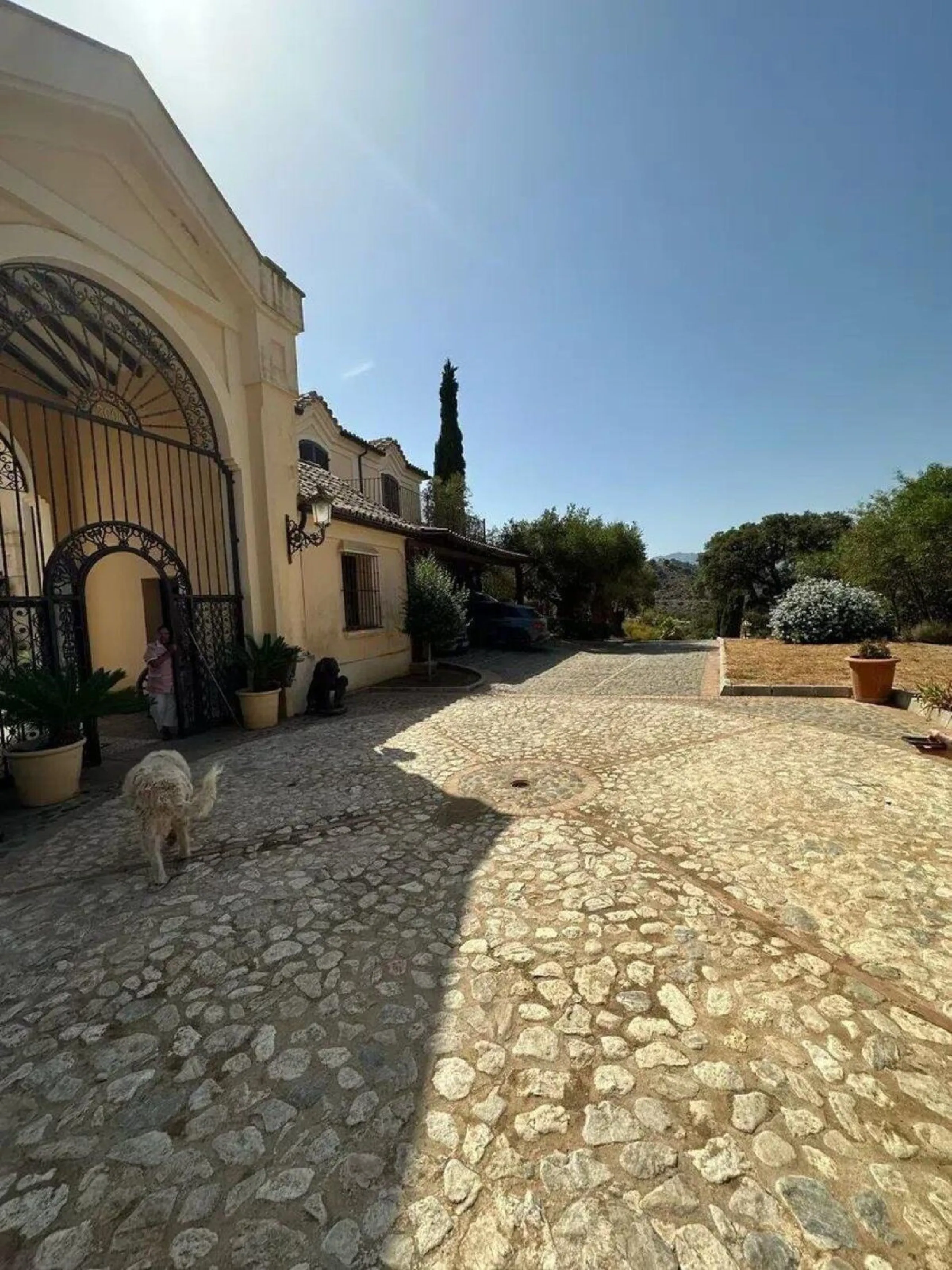 This wonderful estate is located in a privileged area with stunning panoramic sea and mountain views and has 38,000 meters of plot with a house of 2,300 meters built.