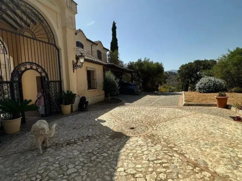 This wonderful estate is located in a privileged area with stunning panoramic sea and mountain views and has 38,000 meters of plot with a house of 2,300 meters built.