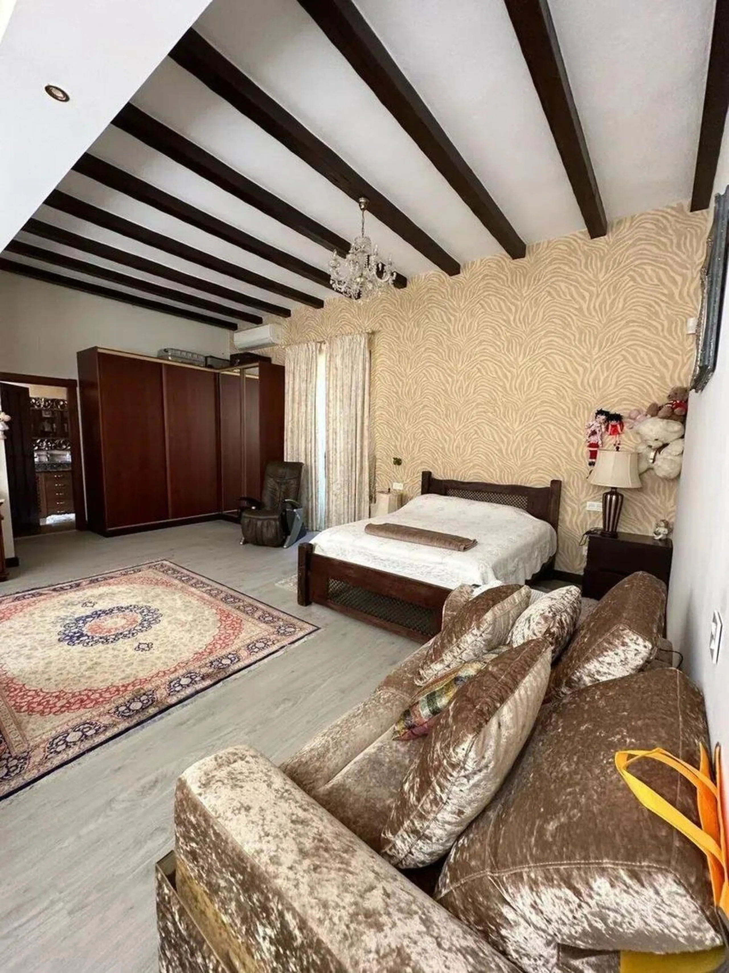 This wonderful estate is located in a privileged area with stunning panoramic sea and mountain views and has 38,000 meters of plot with a house of 2,300 meters built.