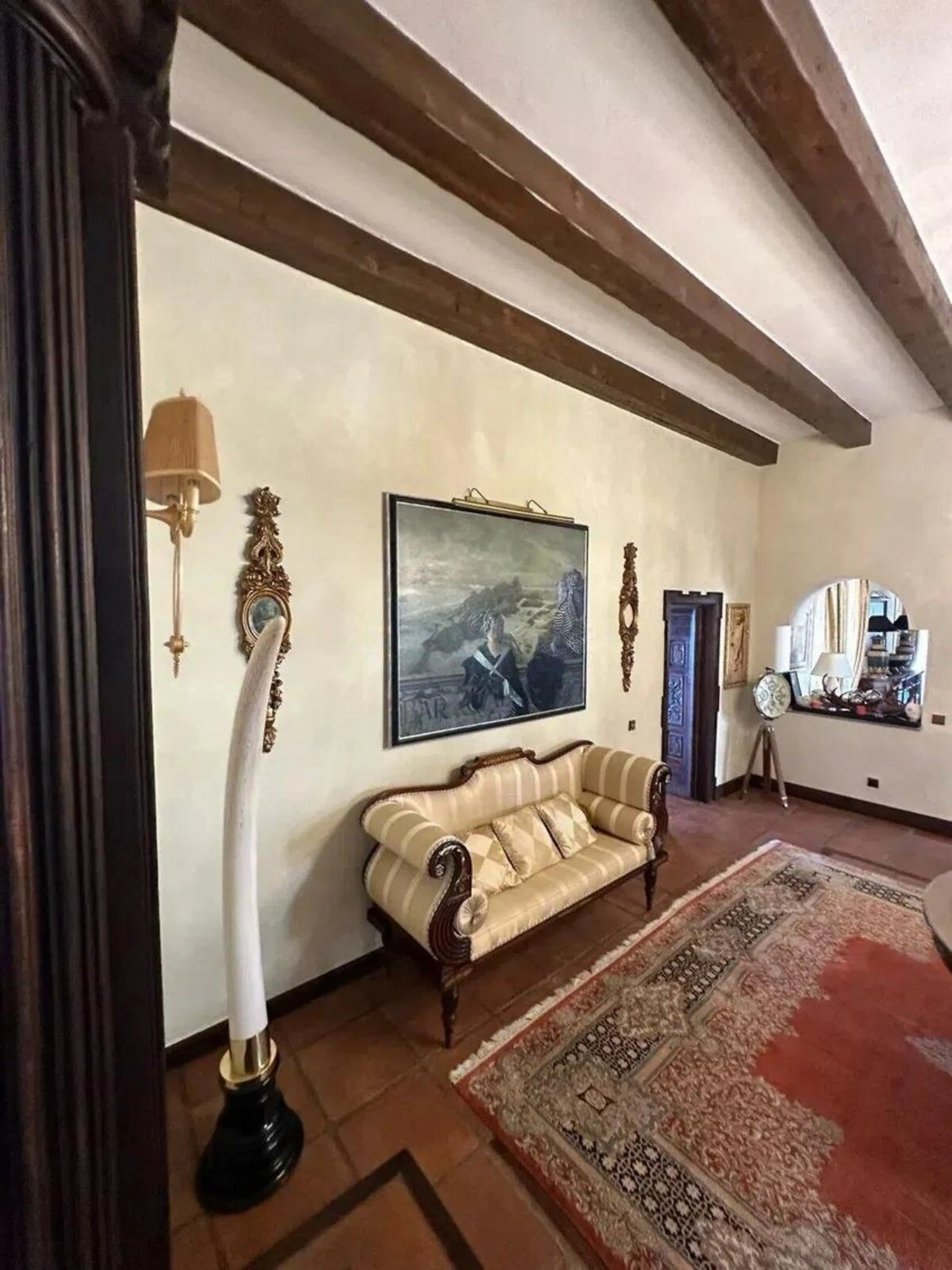 This wonderful estate is located in a privileged area with stunning panoramic sea and mountain views and has 38,000 meters of plot with a house of 2,300 meters built.