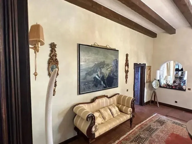 This wonderful estate is located in a privileged area with stunning panoramic sea and mountain views and has 38,000 meters of plot with a house of 2,300 meters built.