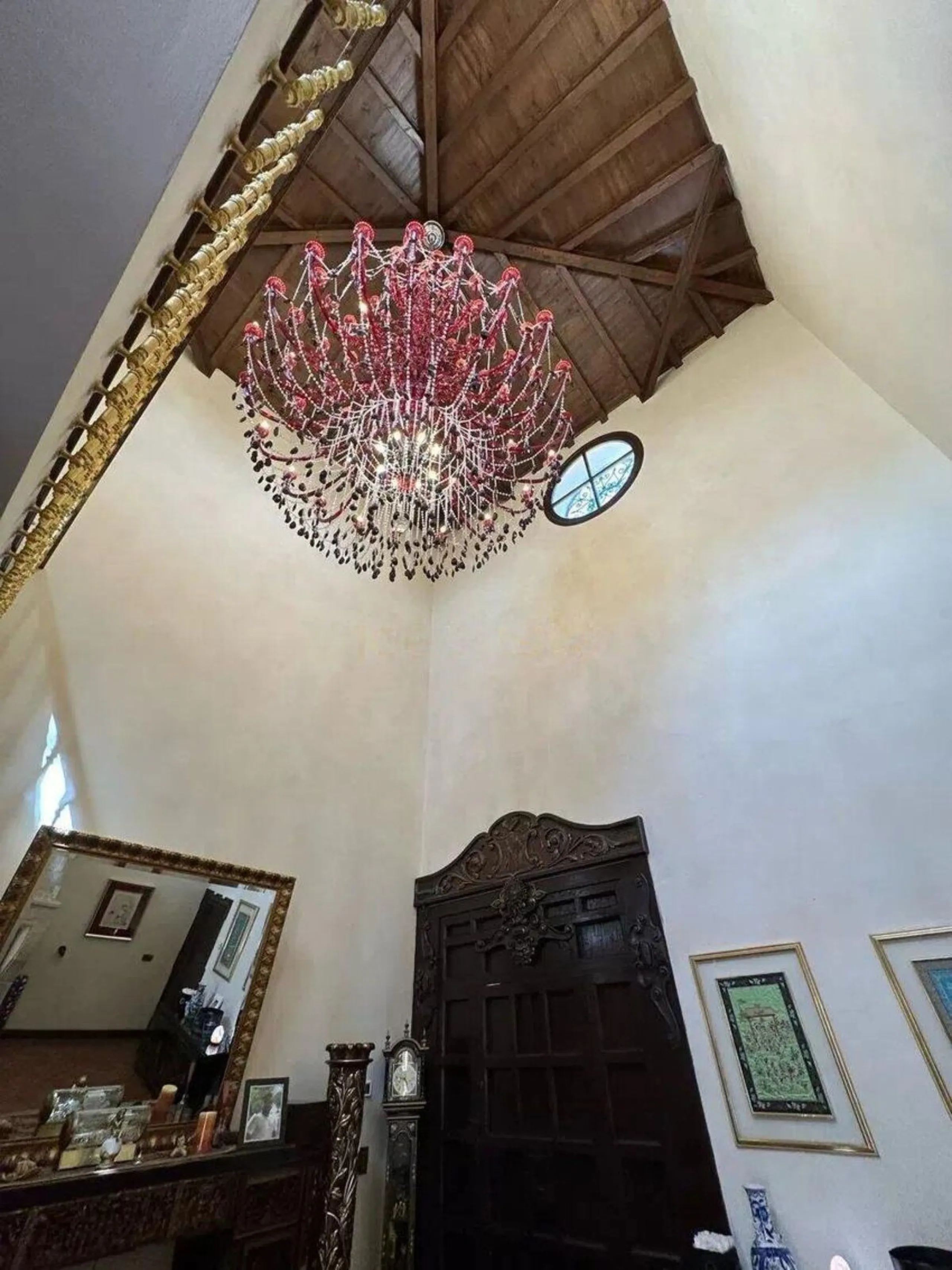 This wonderful estate is located in a privileged area with stunning panoramic sea and mountain views and has 38,000 meters of plot with a house of 2,300 meters built.