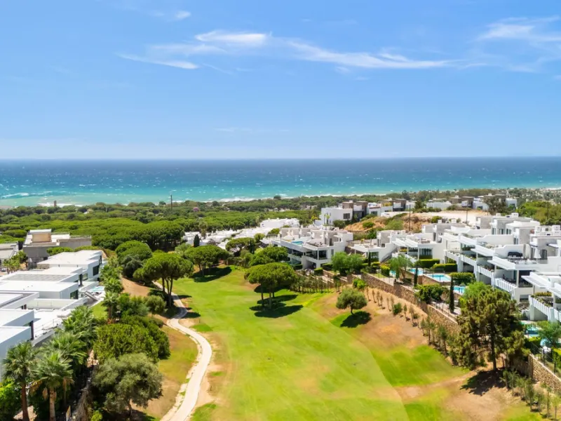 Diese außergewöhnliche Luxusvilla liegt in der renommierten Gegend von Cabopino, Marbella Ost und bietet eine erstklassige Lage direkt am Golfplatz mit bezaubernden Ausblicken auf das Meer und üppige Fairways
