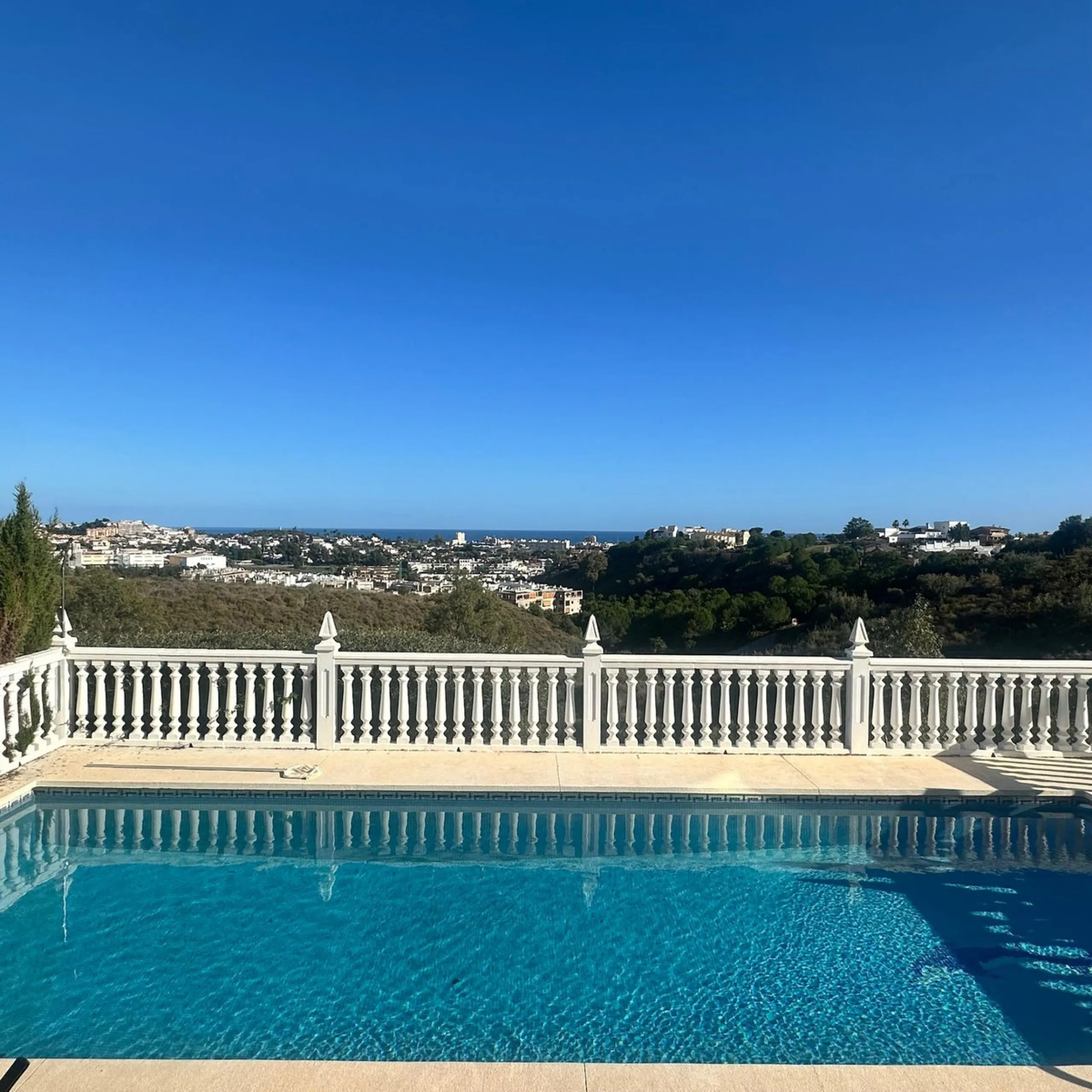 House - Detached Villa в продаже в Mijas, Málaga. В доме 4 спален и 4 ванных комнат. Площадь дома 377 м². Площадь участка 1220 м²
