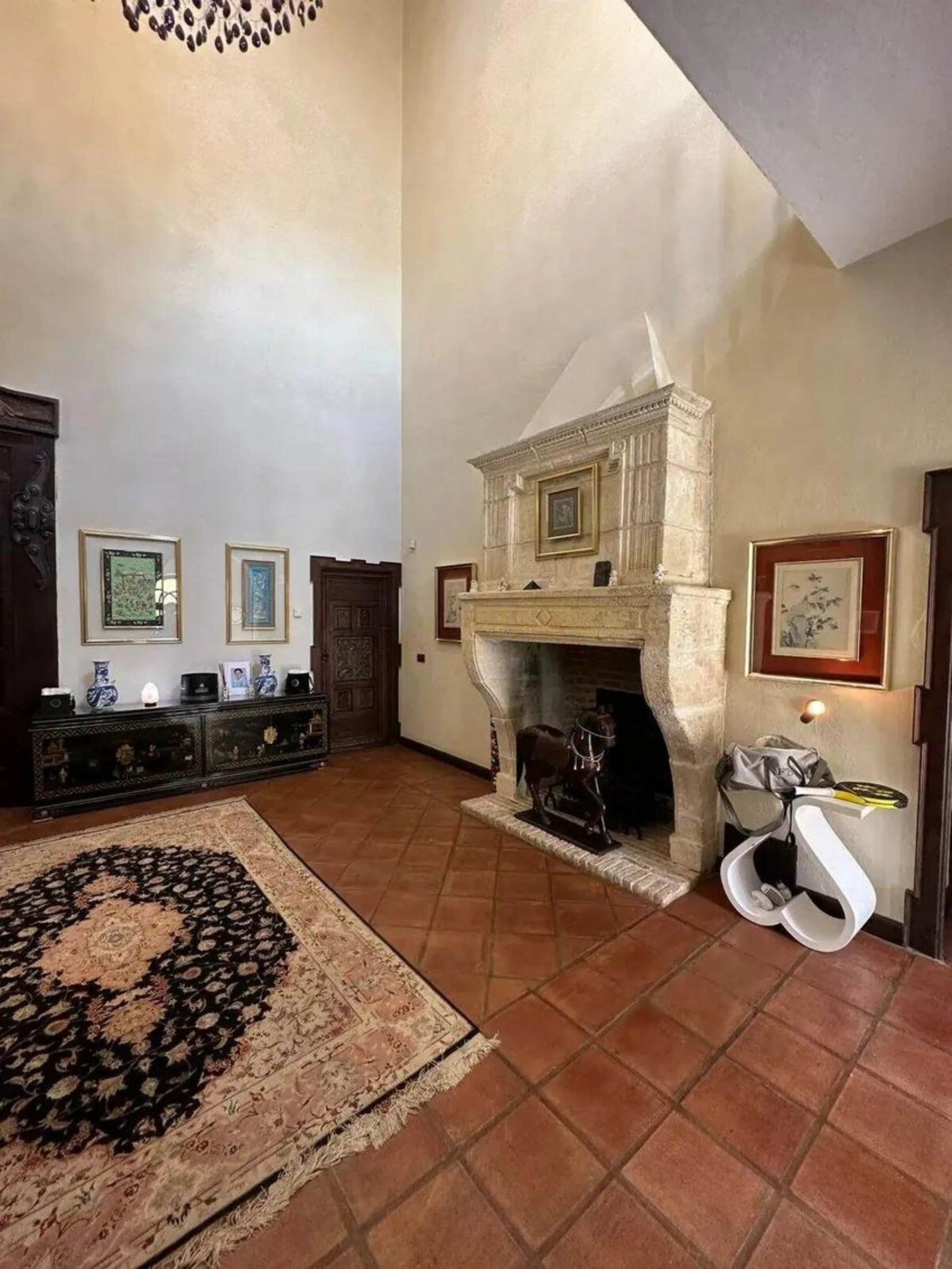 This wonderful estate is located in a privileged area with stunning panoramic sea and mountain views and has 38,000 meters of plot with a house of 2,300 meters built.