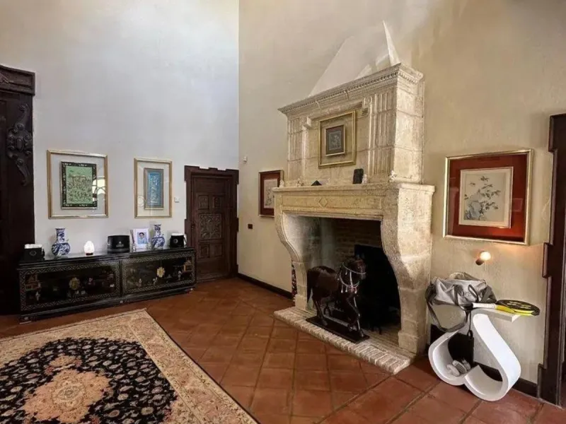 This wonderful estate is located in a privileged area with stunning panoramic sea and mountain views and has 38,000 meters of plot with a house of 2,300 meters built.