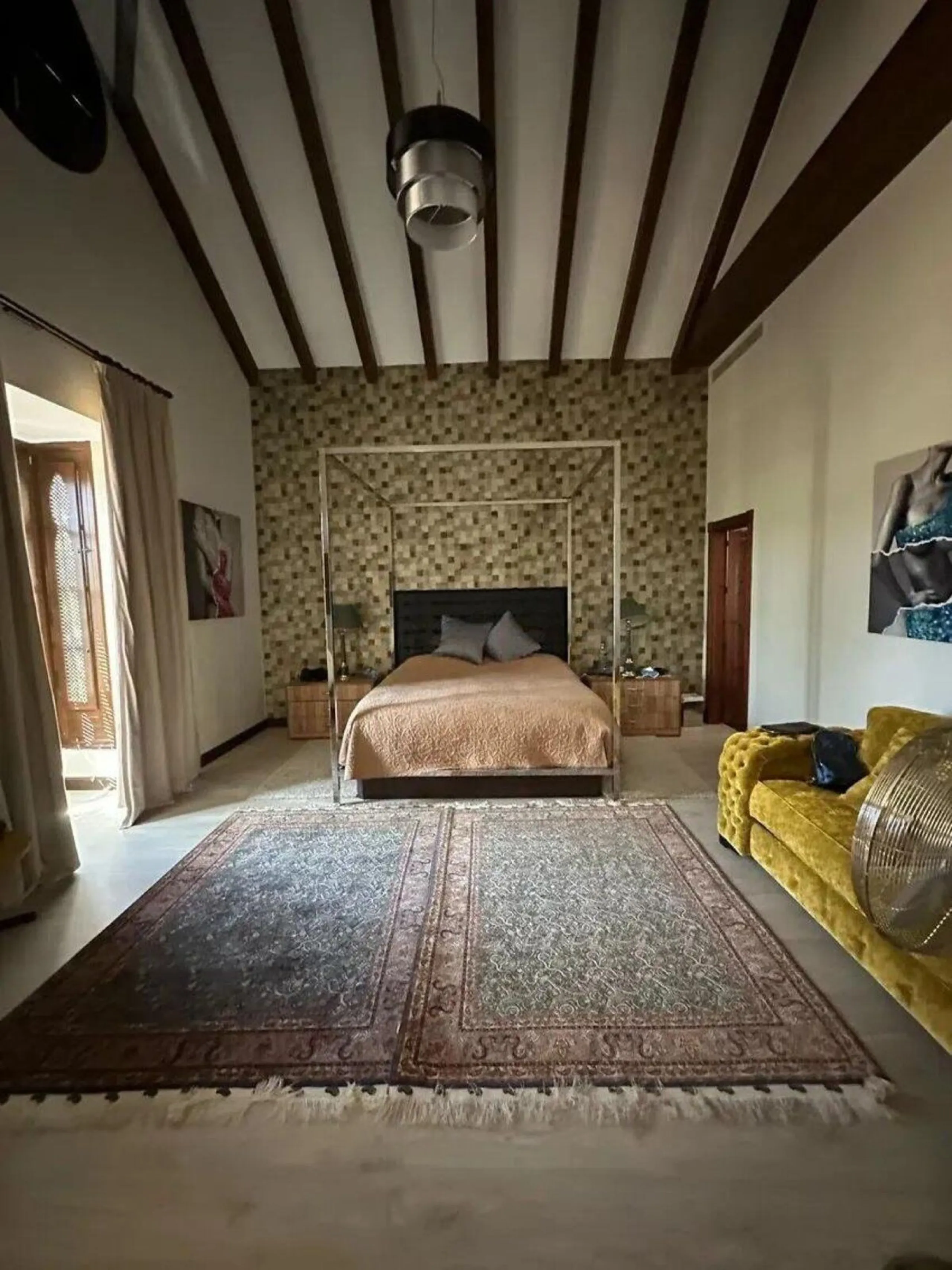This wonderful estate is located in a privileged area with stunning panoramic sea and mountain views and has 38,000 meters of plot with a house of 2,300 meters built.