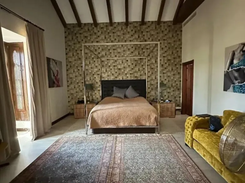 This wonderful estate is located in a privileged area with stunning panoramic sea and mountain views and has 38,000 meters of plot with a house of 2,300 meters built.