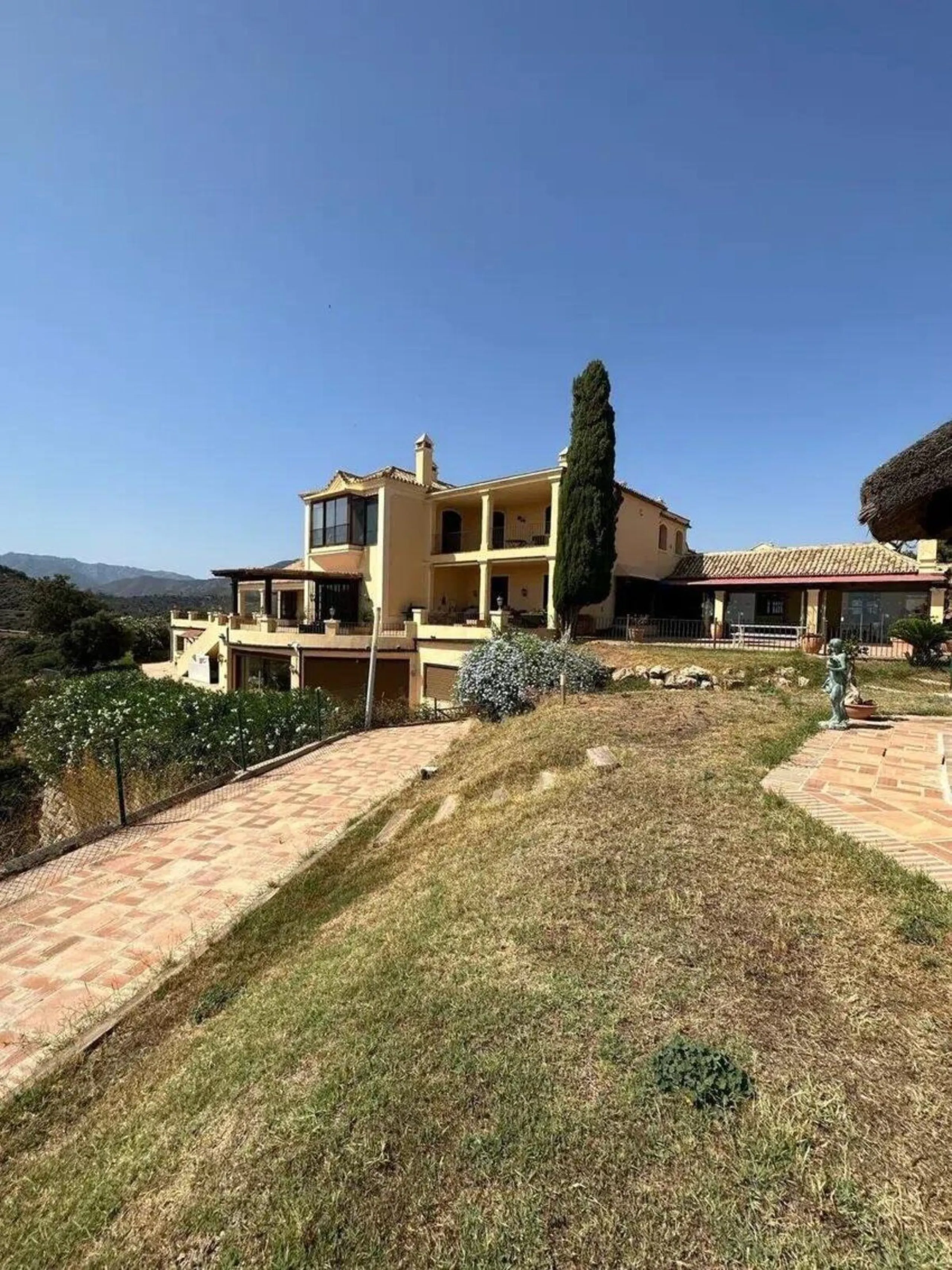 This wonderful estate is located in a privileged area with stunning panoramic sea and mountain views and has 38,000 meters of plot with a house of 2,300 meters built.