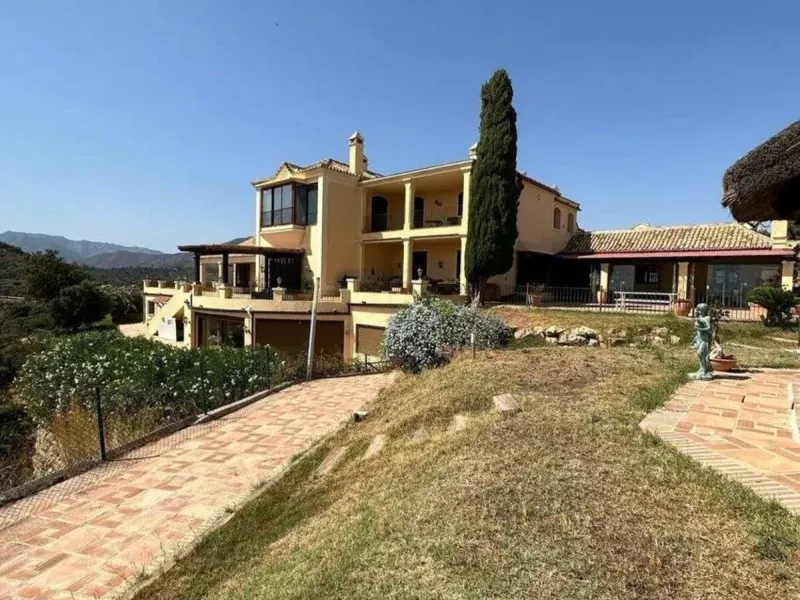 This wonderful estate is located in a privileged area with stunning panoramic sea and mountain views and has 38,000 meters of plot with a house of 2,300 meters built.