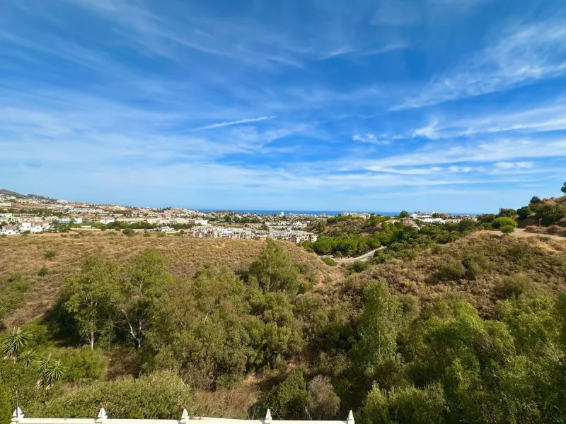 House - Detached Villa в продаже в Mijas, Málaga. В доме 4 спален и 4 ванных комнат. Площадь дома 377 м². Площадь участка 1220 м²