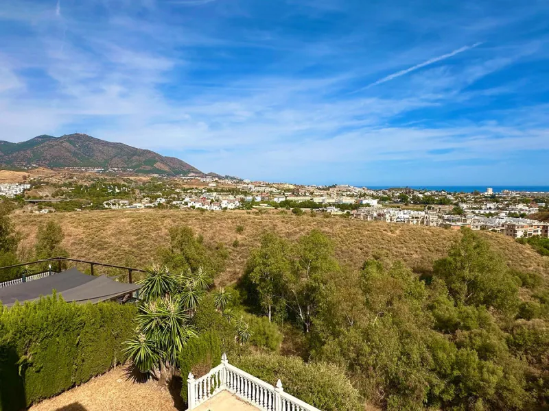 House - Detached Villa в продаже в Mijas, Málaga. В доме 4 спален и 4 ванных комнат. Площадь дома 377 м². Площадь участка 1220 м²