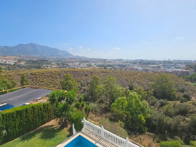 House - Detached Villa в продаже в Mijas, Málaga. В доме 4 спален и 4 ванных комнат. Площадь дома 377 м². Площадь участка 1220 м²