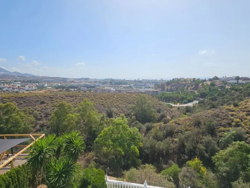 House - Detached Villa в продаже в Mijas, Málaga. В доме 4 спален и 4 ванных комнат. Площадь дома 377 м². Площадь участка 1220 м²