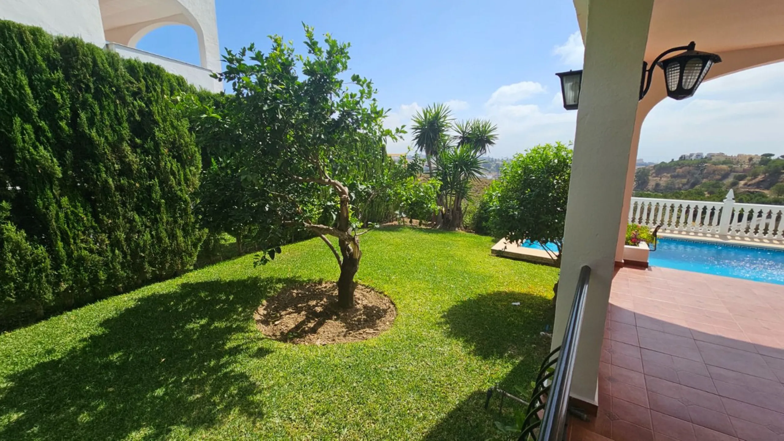 House - Detached Villa в продаже в Mijas, Málaga. В доме 4 спален и 4 ванных комнат. Площадь дома 377 м². Площадь участка 1220 м²