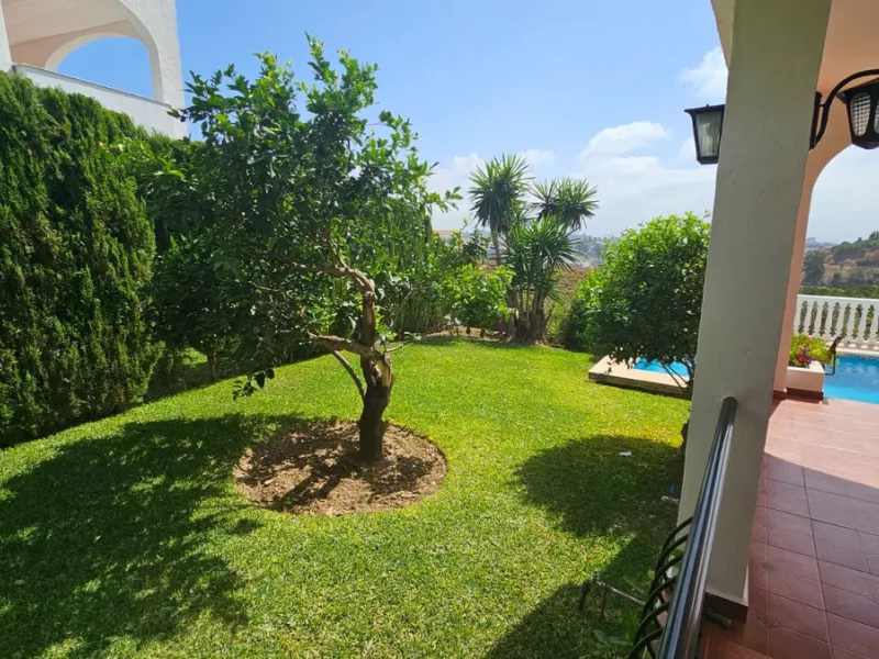House - Detached Villa в продаже в Mijas, Málaga. В доме 4 спален и 4 ванных комнат. Площадь дома 377 м². Площадь участка 1220 м²
