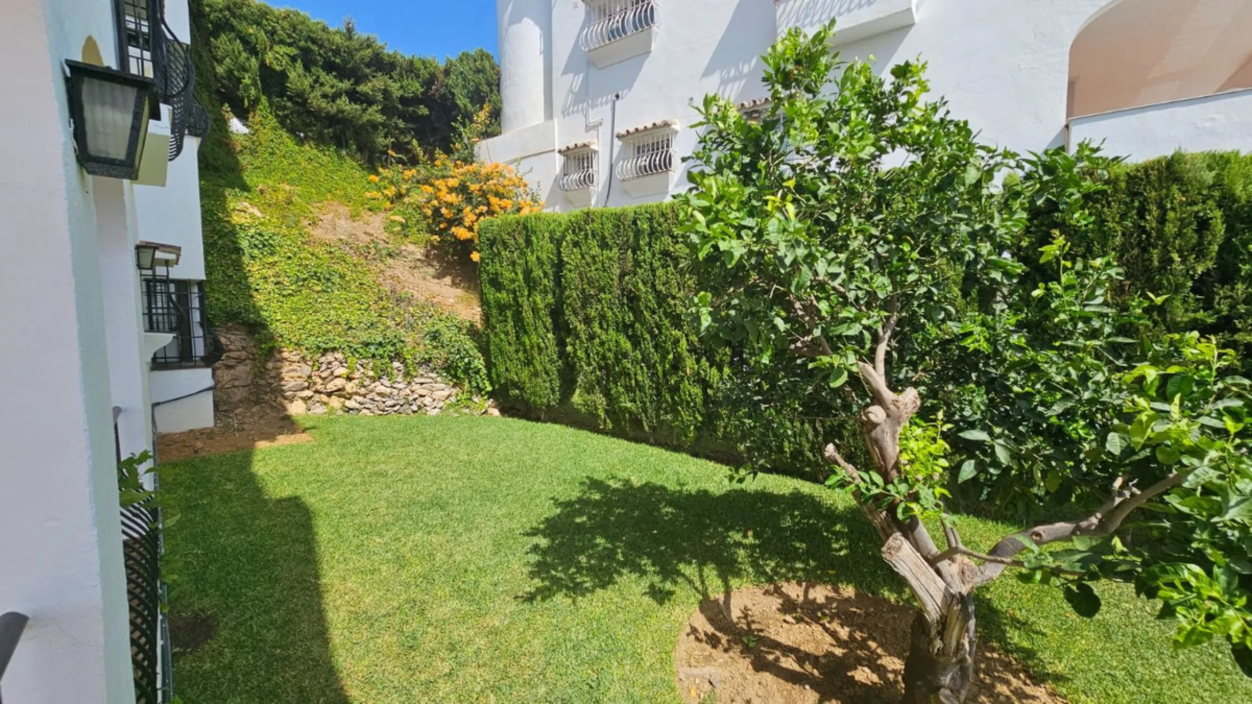 House - Detached Villa в продаже в Mijas, Málaga. В доме 4 спален и 4 ванных комнат. Площадь дома 377 м². Площадь участка 1220 м²