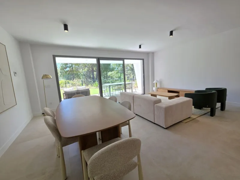 BRAND NEW LUXURY SEMI-DETACHED HOUSE - An exclusive semi-detached house (never used) with private garden set in a contemporary architectural style complex nestled in the heart of El Chaparral pine wood. This luxury property offers well distributed interio