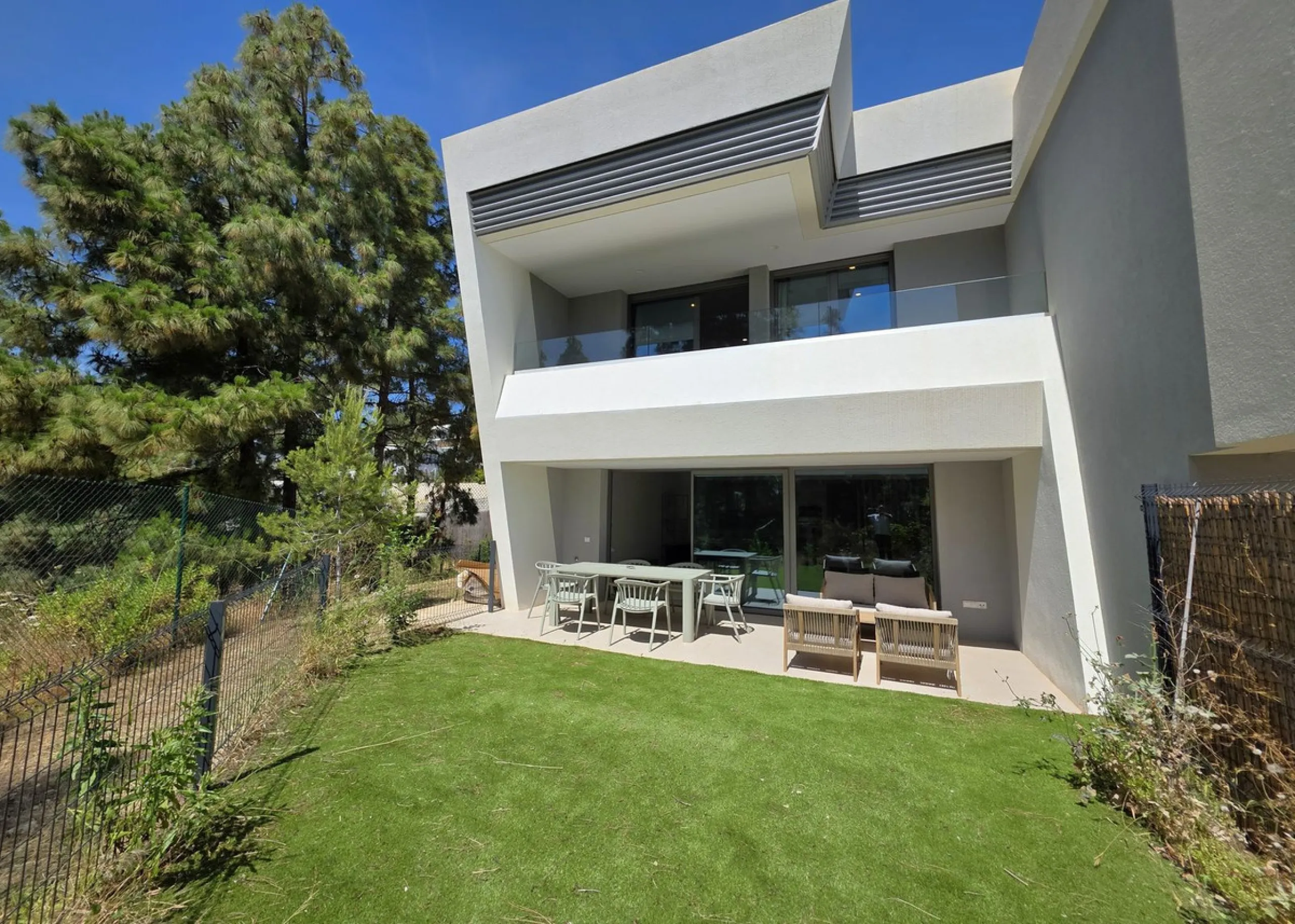 BRAND NEW LUXURY SEMI-DETACHED HOUSE - An exclusive semi-detached house (never used) with private garden set in a contemporary architectural style complex nestled in the heart of El Chaparral pine wood. This luxury property offers well distributed interio
