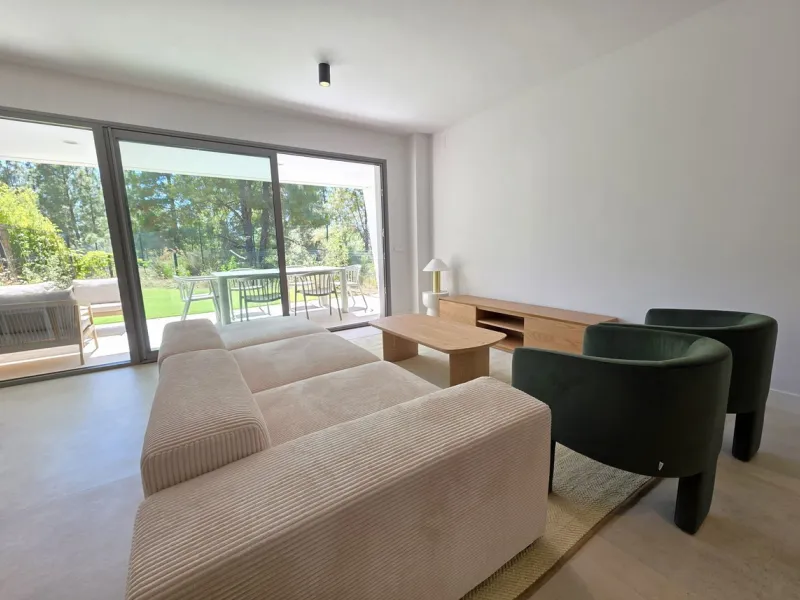 BRAND NEW LUXURY SEMI-DETACHED HOUSE - An exclusive semi-detached house (never used) with private garden set in a contemporary architectural style complex nestled in the heart of El Chaparral pine wood. This luxury property offers well distributed interio
