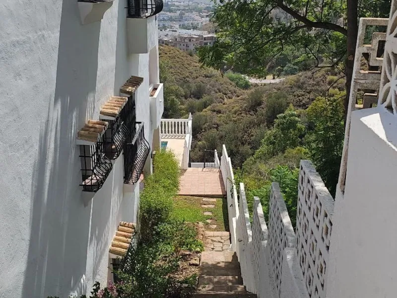 House - Detached Villa в продаже в Mijas, Málaga. В доме 4 спален и 4 ванных комнат. Площадь дома 377 м². Площадь участка 1220 м²