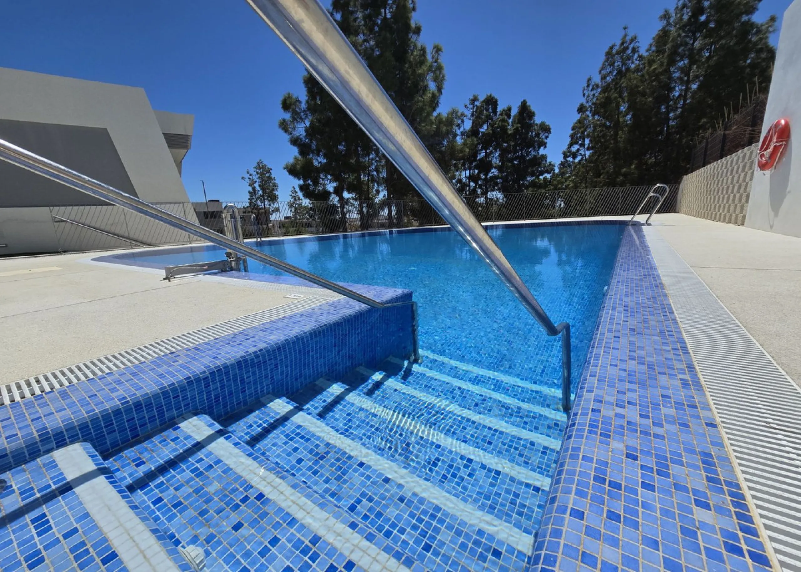 BRAND NEW LUXURY SEMI-DETACHED HOUSE - An exclusive semi-detached house (never used) with private garden set in a contemporary architectural style complex nestled in the heart of El Chaparral pine wood. This luxury property offers well distributed interio