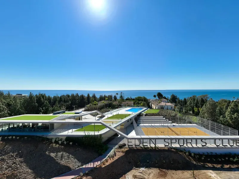 BRAND NEW LUXURY SEMI-DETACHED HOUSE - An exclusive semi-detached house (never used) with private garden set in a contemporary architectural style complex nestled in the heart of El Chaparral pine wood. This luxury property offers well distributed interio