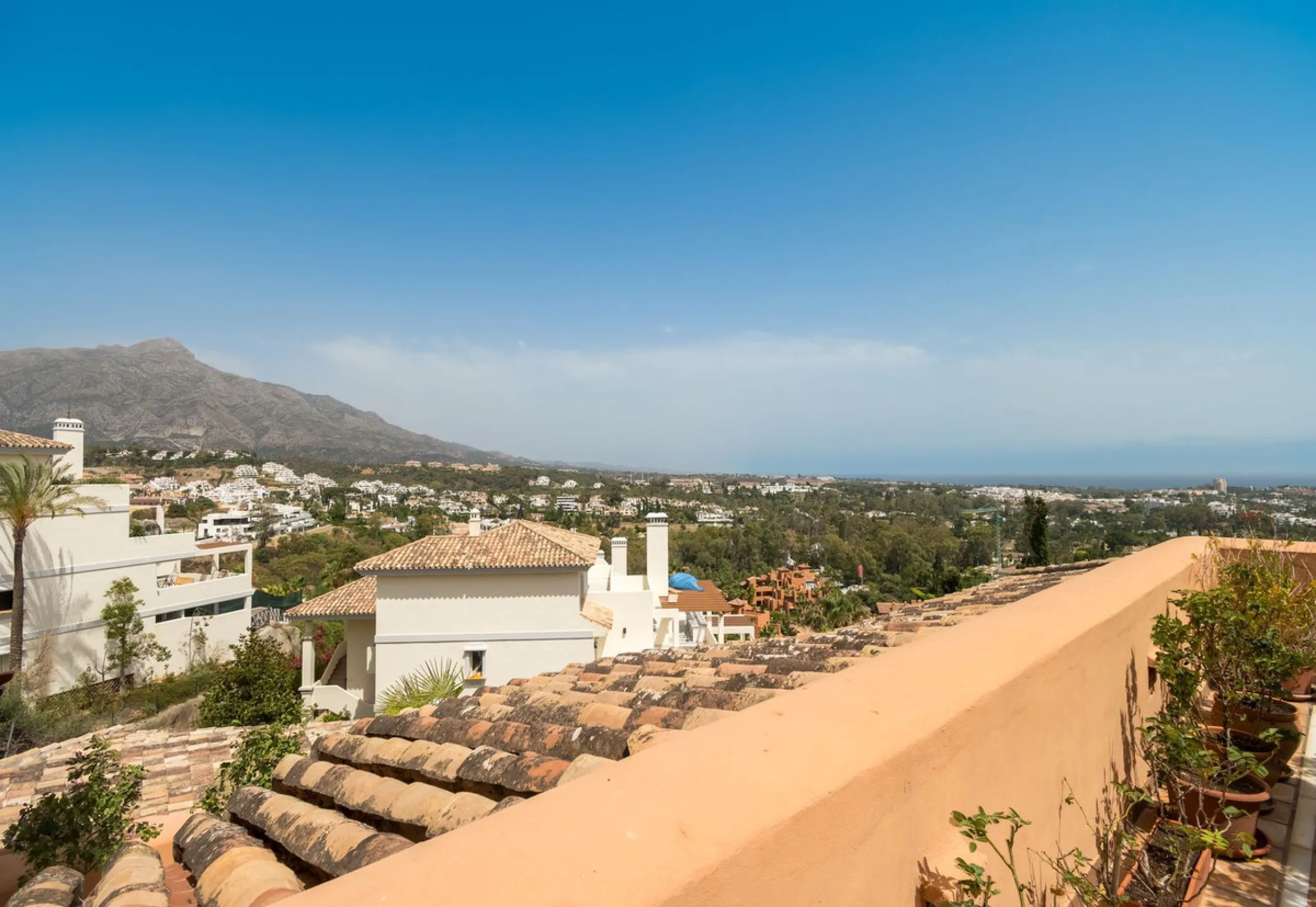 Absolutely stunning three bedroom luxury apartment located within the sought after gated and secure community of Les Belvederes in La Cerquilla, Nueva Andalucía. This stunning three-bedroom home offers uninterrupted panoramic views of the sea, mountains, 