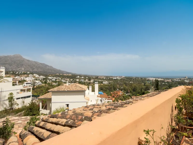 Absolutely stunning three bedroom luxury apartment located within the sought after gated and secure community of Les Belvederes in La Cerquilla, Nueva Andalucía. This stunning three-bedroom home offers uninterrupted panoramic views of the sea, mountains, 