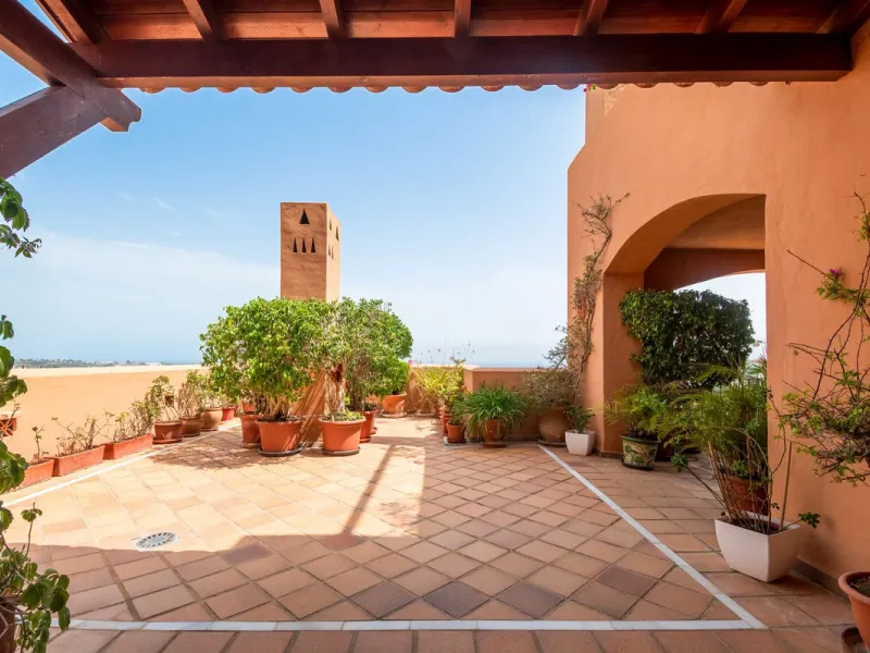 Absolutely stunning three bedroom luxury apartment located within the sought after gated and secure community of Les Belvederes in La Cerquilla, Nueva Andalucía. This stunning three-bedroom home offers uninterrupted panoramic views of the sea, mountains, 