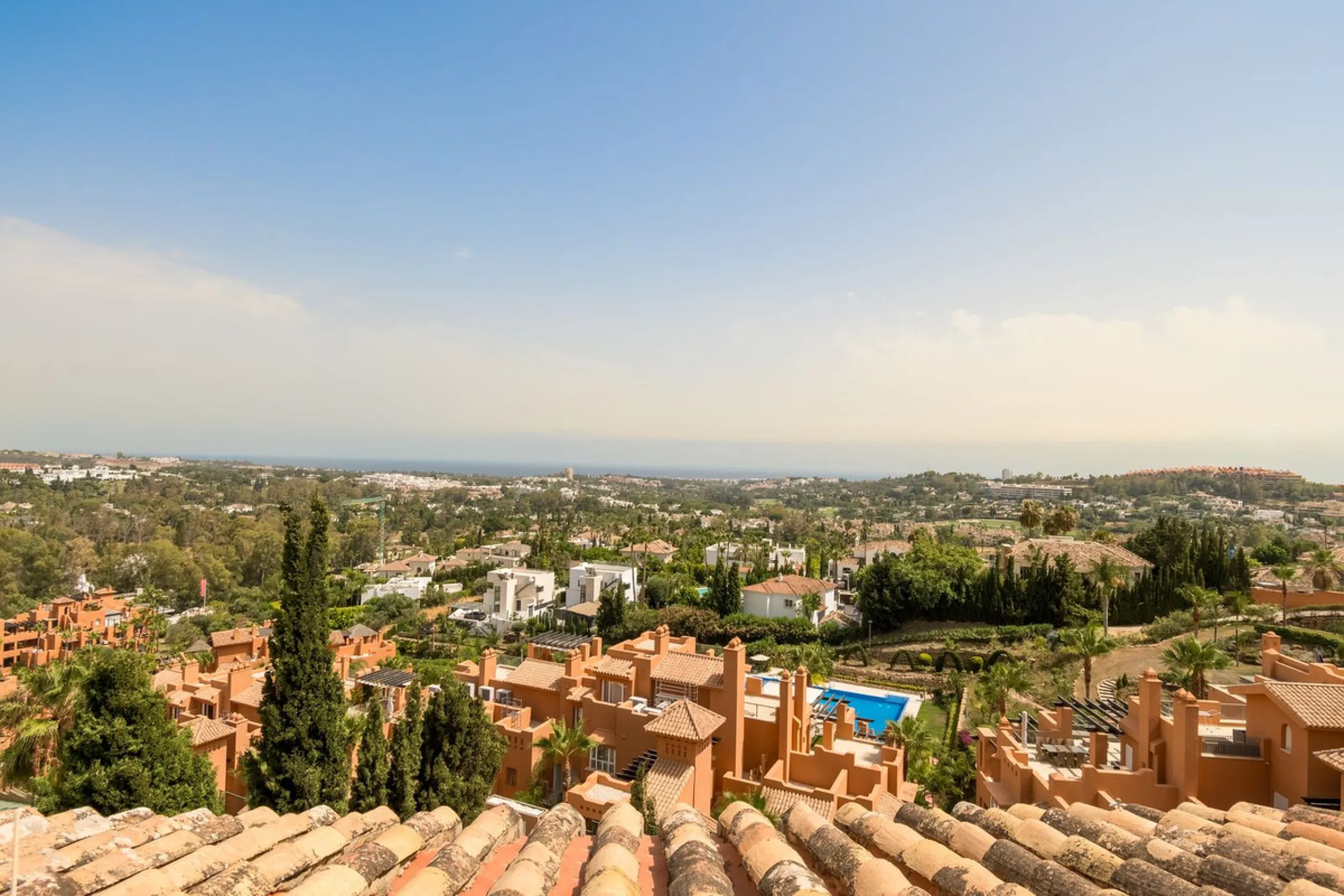 Absolutely stunning three bedroom luxury apartment located within the sought after gated and secure community of Les Belvederes in La Cerquilla, Nueva Andalucía. This stunning three-bedroom home offers uninterrupted panoramic views of the sea, mountains, 