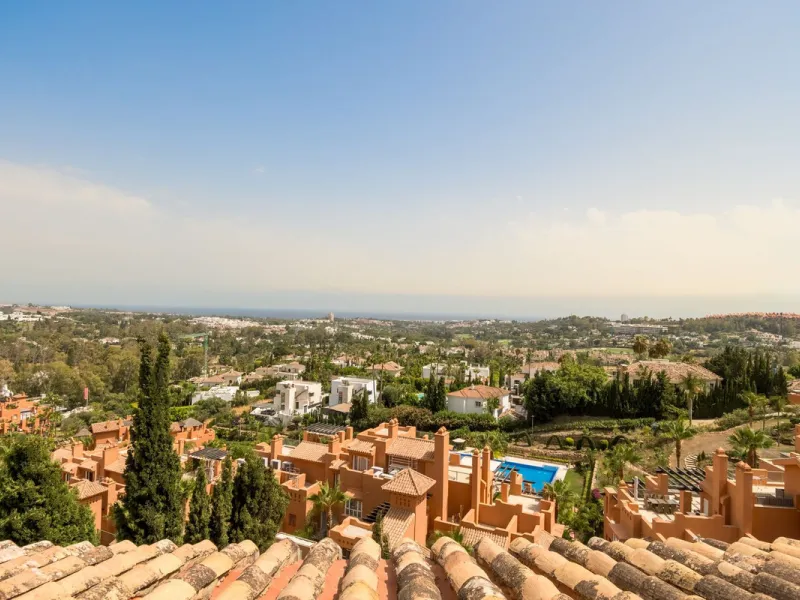 Absolutely stunning three bedroom luxury apartment located within the sought after gated and secure community of Les Belvederes in La Cerquilla, Nueva Andalucía. This stunning three-bedroom home offers uninterrupted panoramic views of the sea, mountains, 