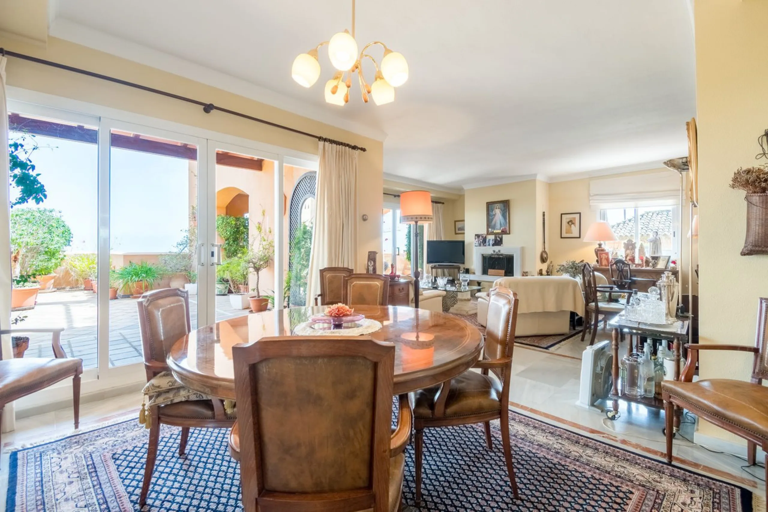 Absolutely stunning three bedroom luxury apartment located within the sought after gated and secure community of Les Belvederes in La Cerquilla, Nueva Andalucía. This stunning three-bedroom home offers uninterrupted panoramic views of the sea, mountains, 
