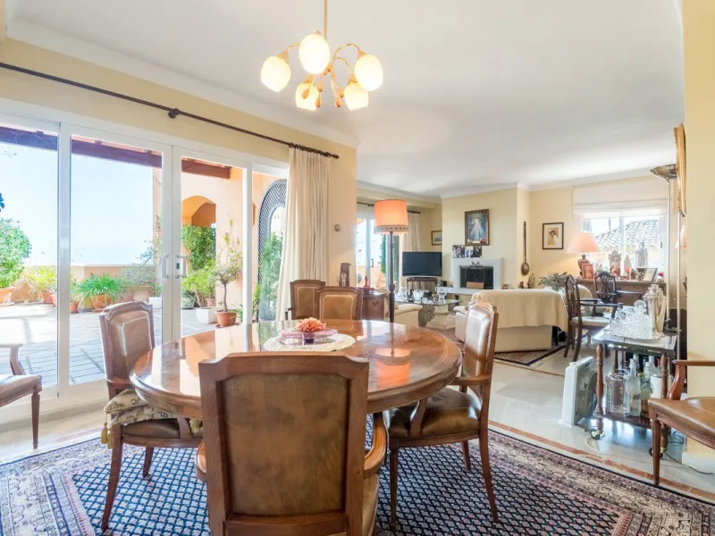 Absolutely stunning three bedroom luxury apartment located within the sought after gated and secure community of Les Belvederes in La Cerquilla, Nueva Andalucía. This stunning three-bedroom home offers uninterrupted panoramic views of the sea, mountains, 