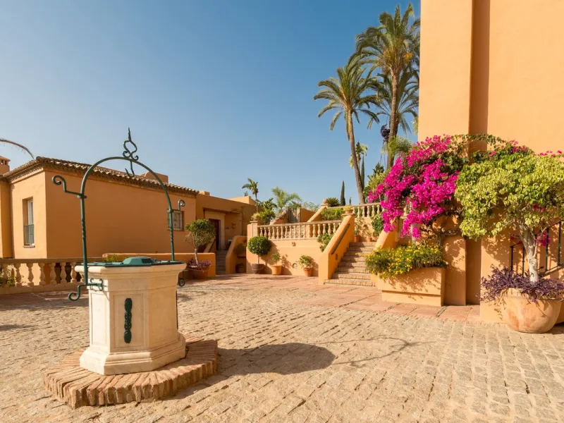 Absolutely stunning three bedroom luxury apartment located within the sought after gated and secure community of Les Belvederes in La Cerquilla, Nueva Andalucía. This stunning three-bedroom home offers uninterrupted panoramic views of the sea, mountains, 