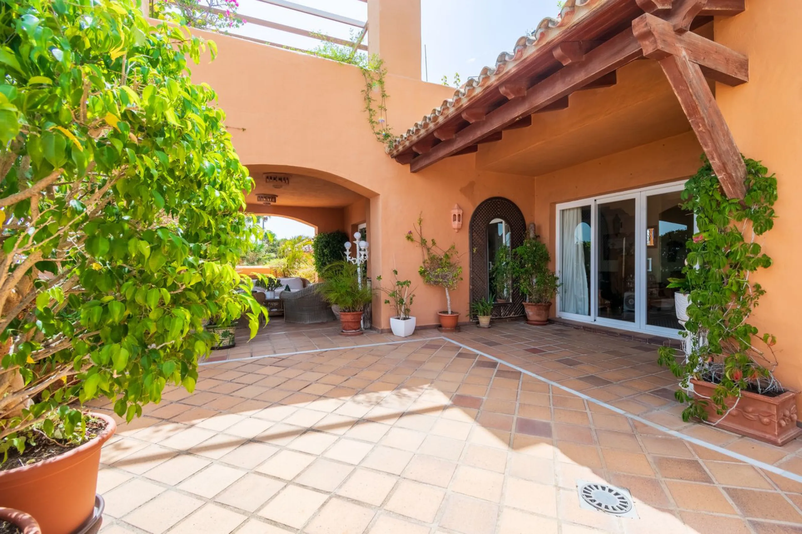 Absolutely stunning three bedroom luxury apartment located within the sought after gated and secure community of Les Belvederes in La Cerquilla, Nueva Andalucía. This stunning three-bedroom home offers uninterrupted panoramic views of the sea, mountains, 