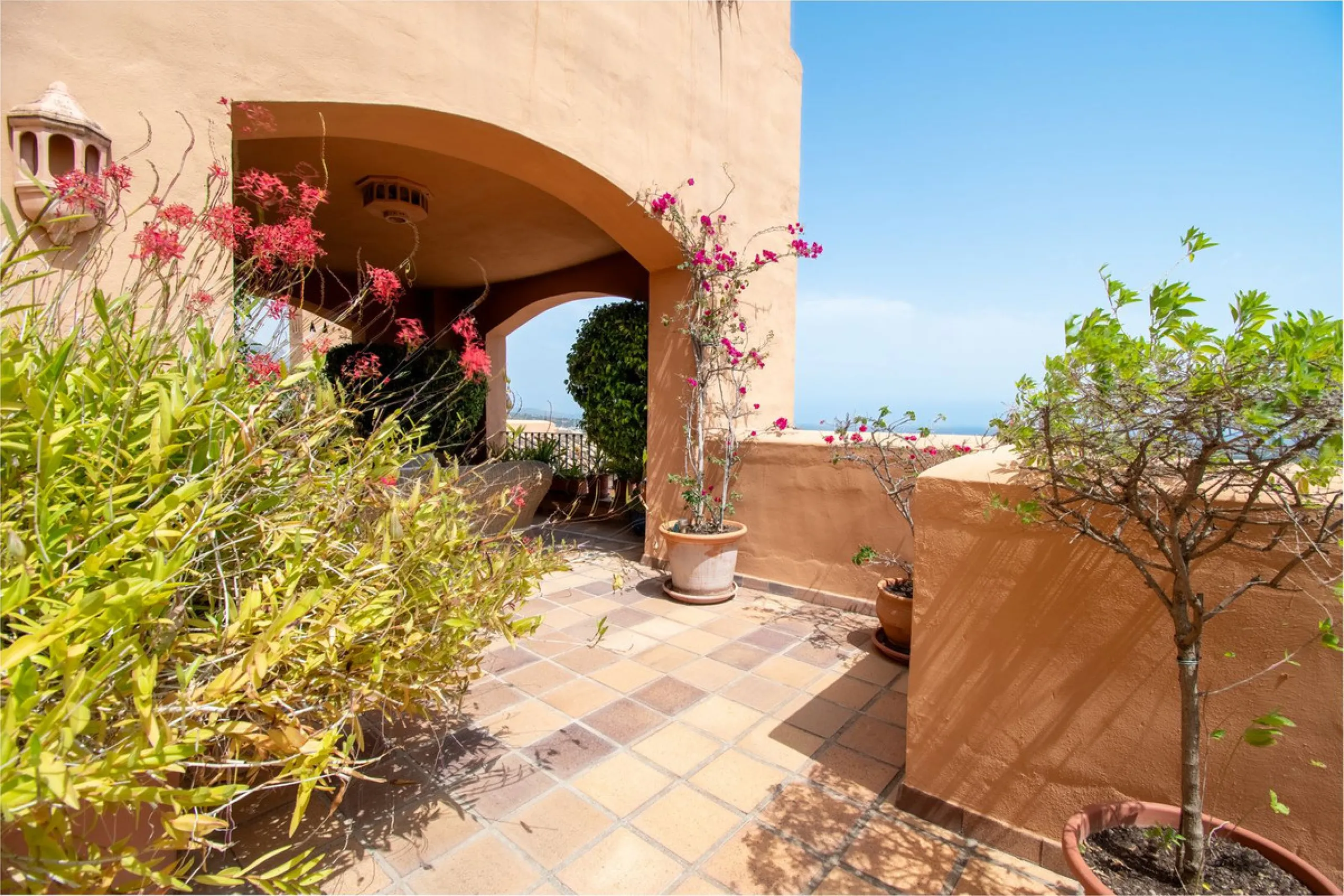 Absolutely stunning three bedroom luxury apartment located within the sought after gated and secure community of Les Belvederes in La Cerquilla, Nueva Andalucía. This stunning three-bedroom home offers uninterrupted panoramic views of the sea, mountains, 