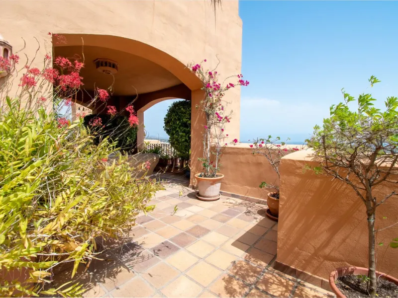 Absolutely stunning three bedroom luxury apartment located within the sought after gated and secure community of Les Belvederes in La Cerquilla, Nueva Andalucía. This stunning three-bedroom home offers uninterrupted panoramic views of the sea, mountains, 