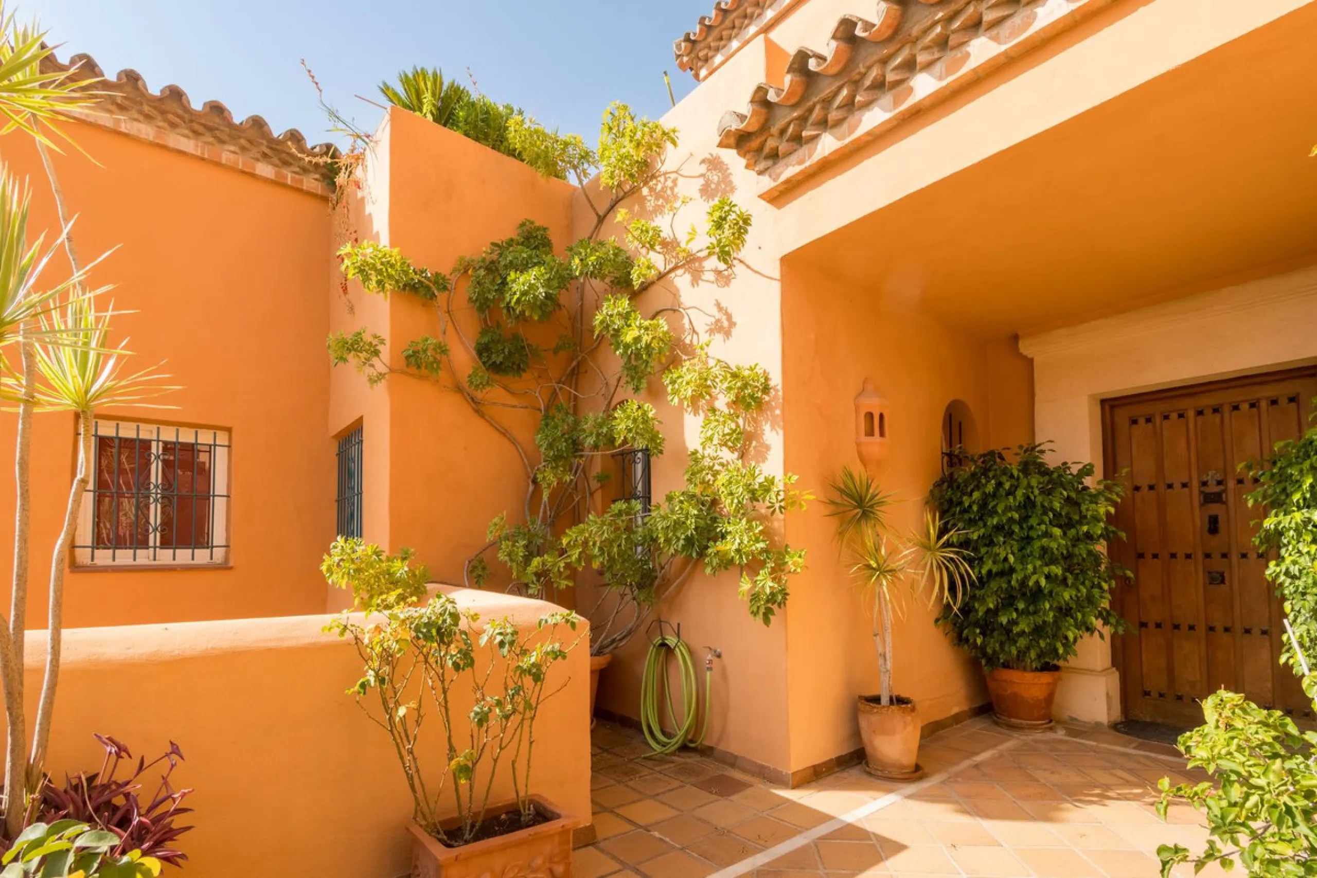 Absolutely stunning three bedroom luxury apartment located within the sought after gated and secure community of Les Belvederes in La Cerquilla, Nueva Andalucía. This stunning three-bedroom home offers uninterrupted panoramic views of the sea, mountains, 