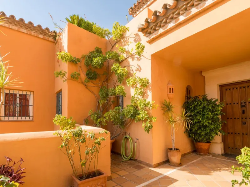 Absolutely stunning three bedroom luxury apartment located within the sought after gated and secure community of Les Belvederes in La Cerquilla, Nueva Andalucía. This stunning three-bedroom home offers uninterrupted panoramic views of the sea, mountains, 