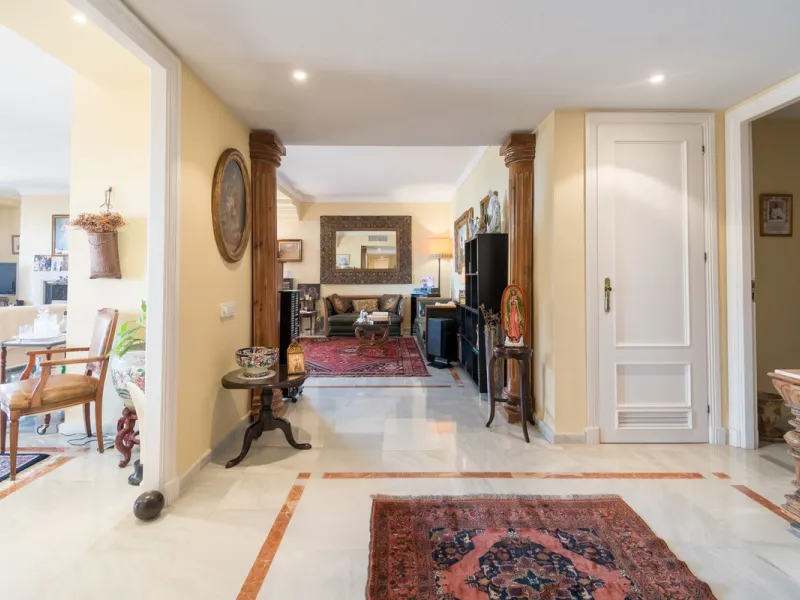 Absolutely stunning three bedroom luxury apartment located within the sought after gated and secure community of Les Belvederes in La Cerquilla, Nueva Andalucía. This stunning three-bedroom home offers uninterrupted panoramic views of the sea, mountains, 