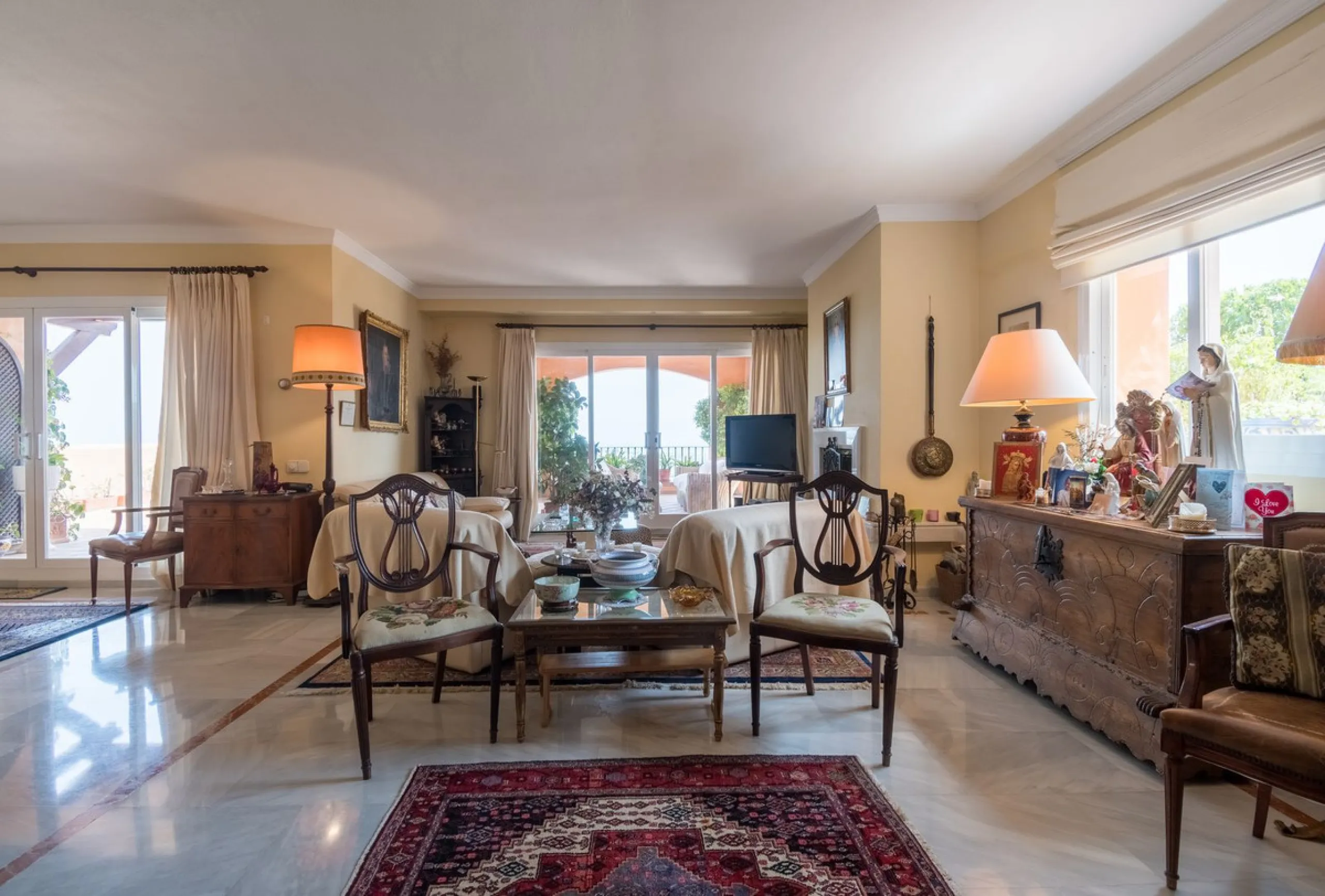 Absolutely stunning three bedroom luxury apartment located within the sought after gated and secure community of Les Belvederes in La Cerquilla, Nueva Andalucía. This stunning three-bedroom home offers uninterrupted panoramic views of the sea, mountains, 