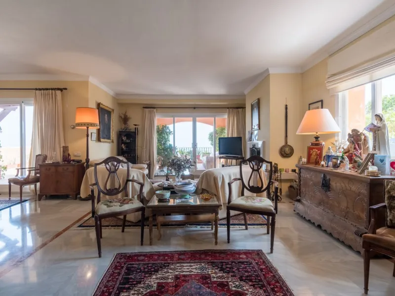 Absolutely stunning three bedroom luxury apartment located within the sought after gated and secure community of Les Belvederes in La Cerquilla, Nueva Andalucía. This stunning three-bedroom home offers uninterrupted panoramic views of the sea, mountains, 