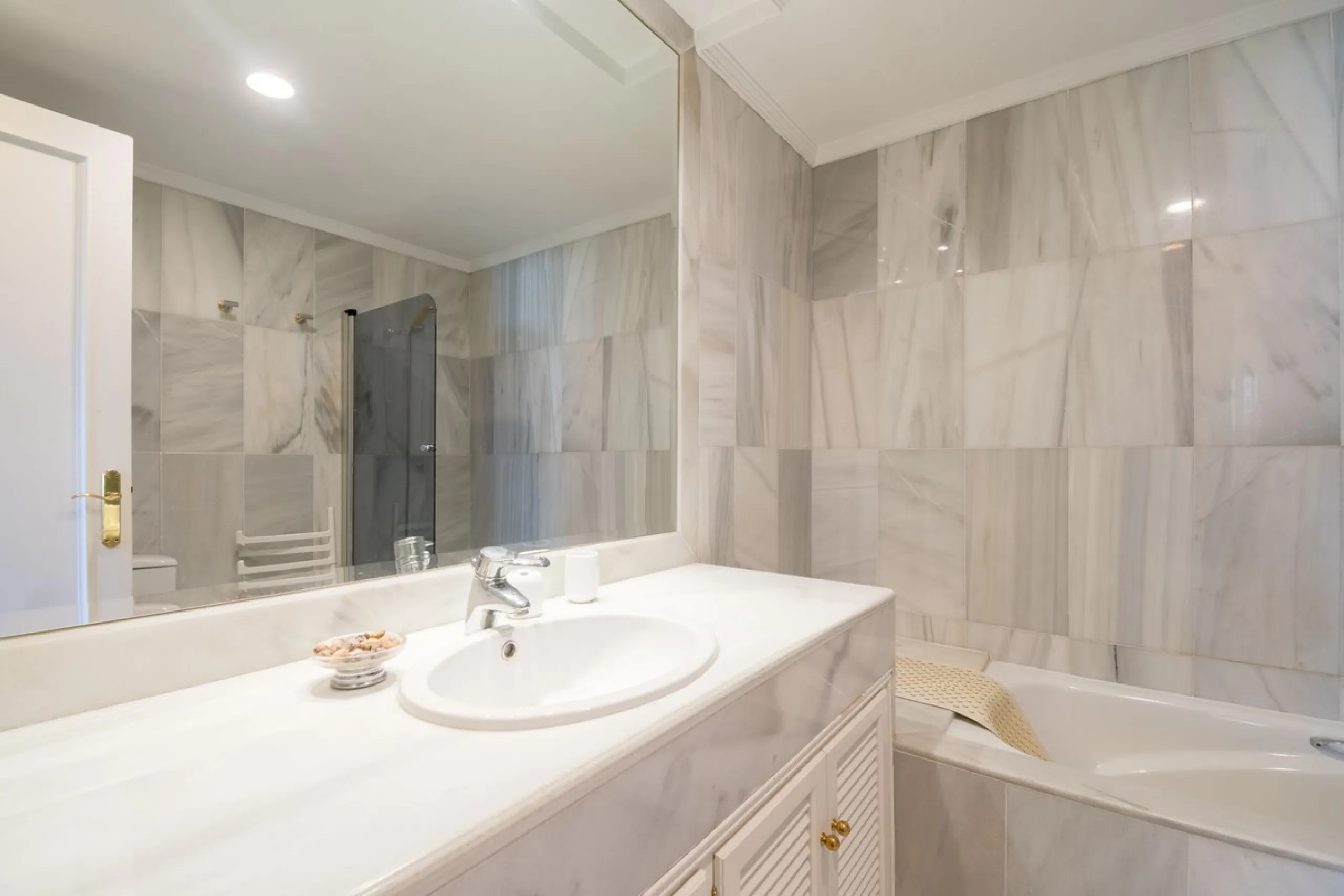 Absolutely stunning three bedroom luxury apartment located within the sought after gated and secure community of Les Belvederes in La Cerquilla, Nueva Andalucía. This stunning three-bedroom home offers uninterrupted panoramic views of the sea, mountains, 