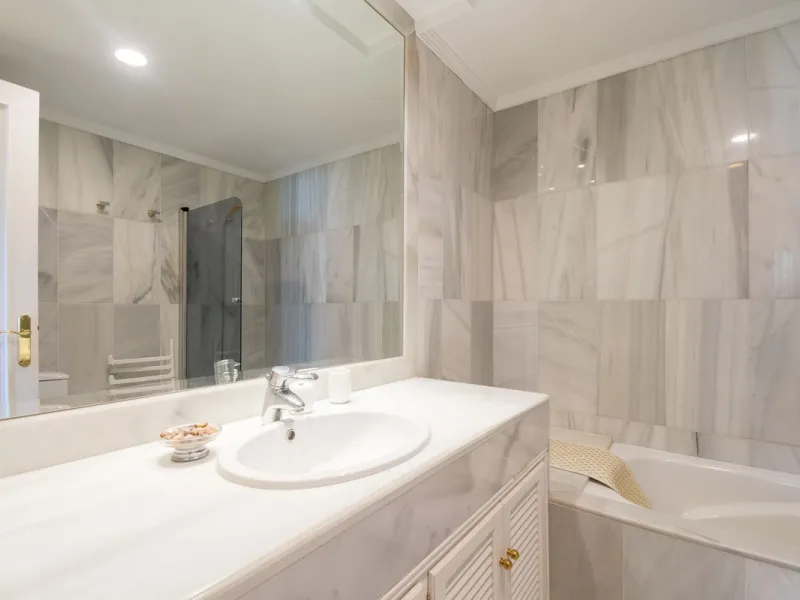 Absolutely stunning three bedroom luxury apartment located within the sought after gated and secure community of Les Belvederes in La Cerquilla, Nueva Andalucía. This stunning three-bedroom home offers uninterrupted panoramic views of the sea, mountains, 